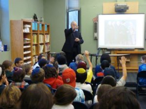 Ambassador Kurtzer takes a question from a student.