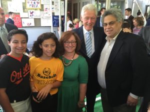 The Rabinowitz-Moskowitz family poses with President Bill Clinton.